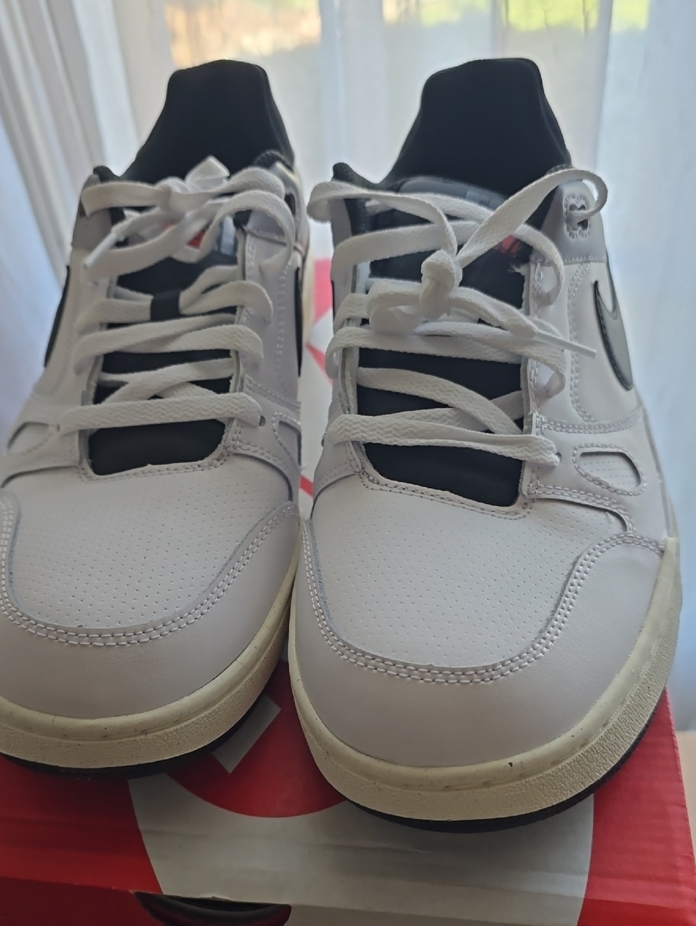 Nike Men’s White and Black Low-Top Sneakers